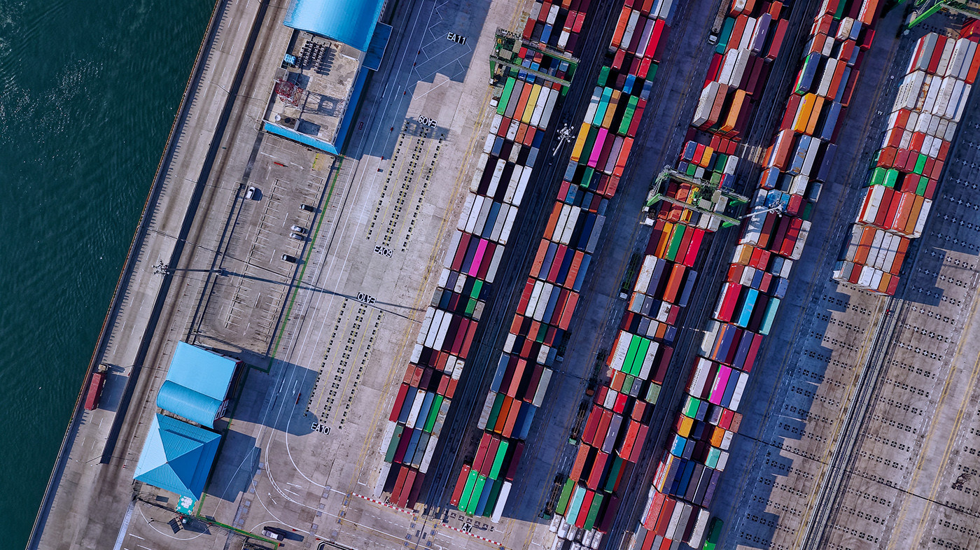 Cybersicherheitsagenda: Containers at a dock, visualizing critical infrastructure